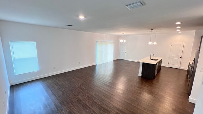 Building Photo - WONDERFUL 4 BD/2BA Home in Beautiful Palm ...