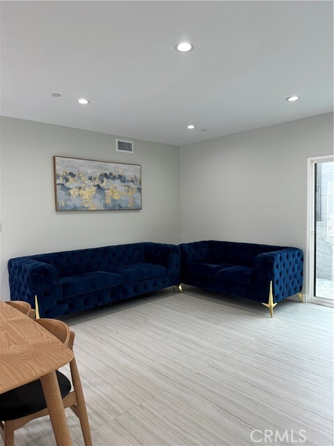 Building Photo - 11333 Delano St