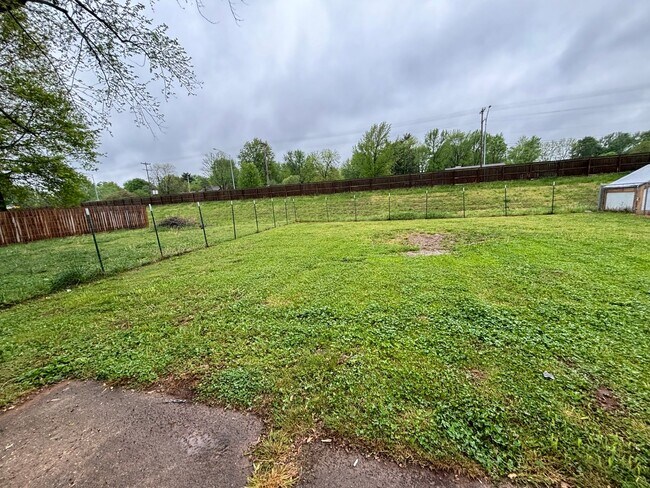 Building Photo - 2 bedroom 2 full bath 1 car garage availab...