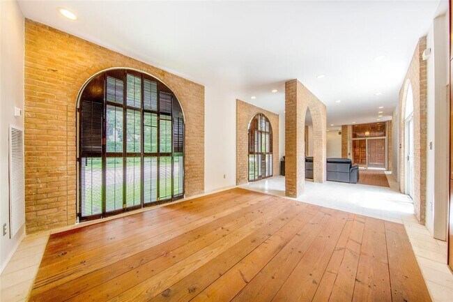 Building Photo - 5000 Longmont Dr