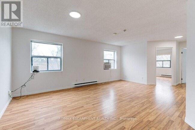 Photo du bâtiment - 175 Hunter St E