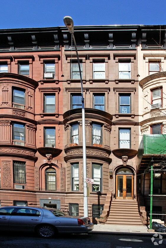 Building Photo - 35 W 71st St