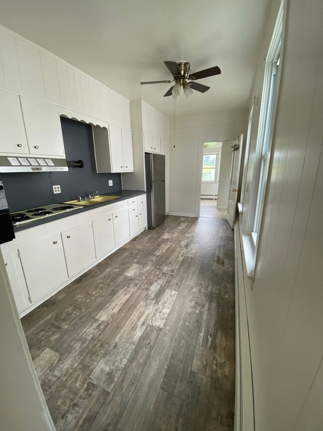 Building Photo - Single family semi-detached home