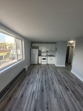 Building Photo - 570 Ellice Ave