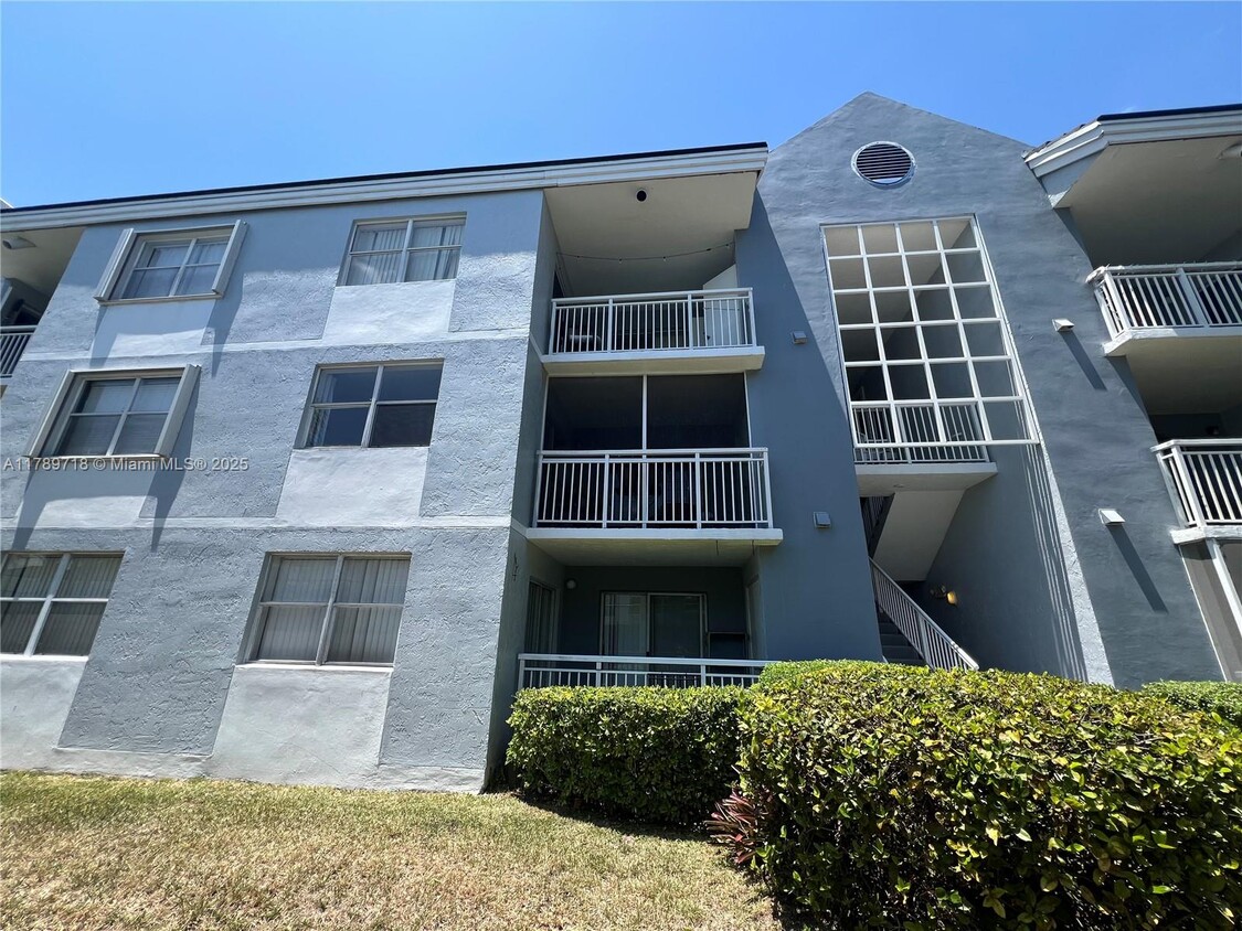 Primary Photo - 8580 SW 212th St