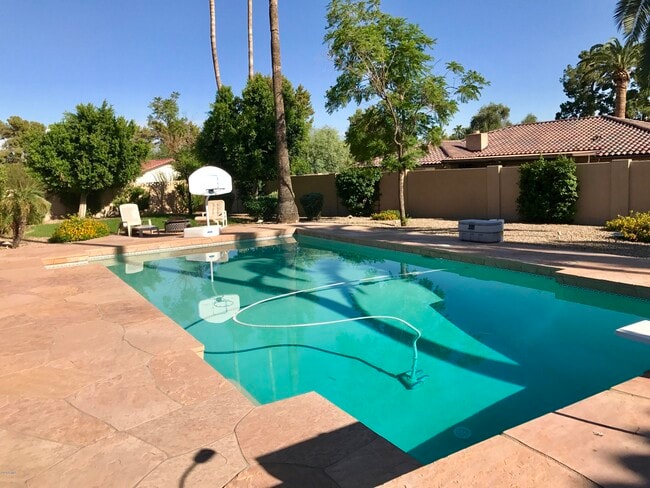 Building Photo - 185 E Cercado Ln
