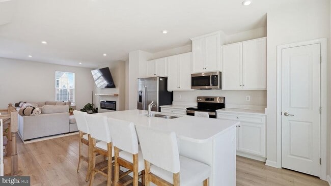 Building Photo - 1790 Scenic Lp