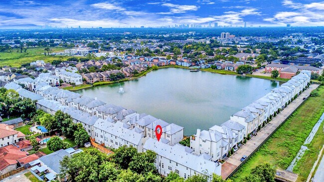 Foto del edificio - 8926 Lakeshore Bend Dr