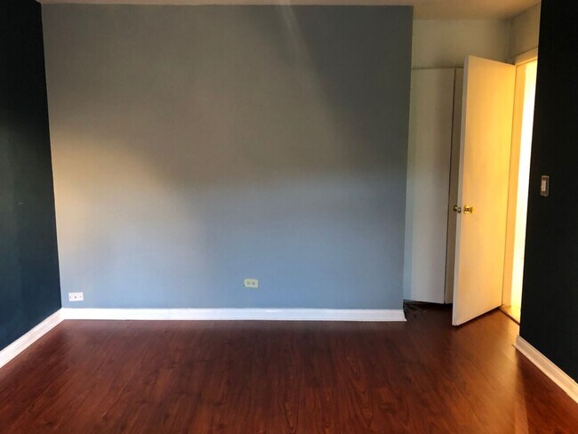 Building Photo - 6878 W Touhy Ave