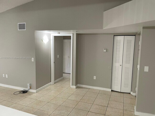 Foto del edificio - 2041 Renaissance Blvd