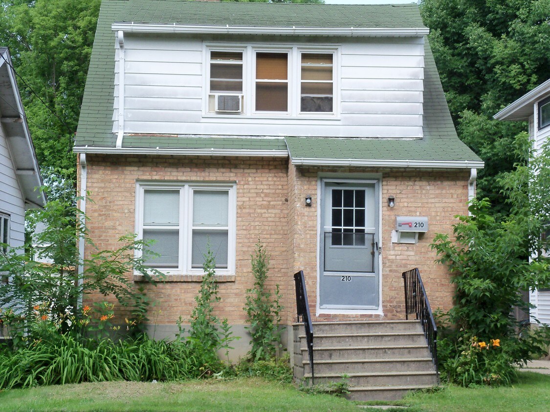 210 Oak St Unit 2 Madison Wi 53704 Apartment For Rent In