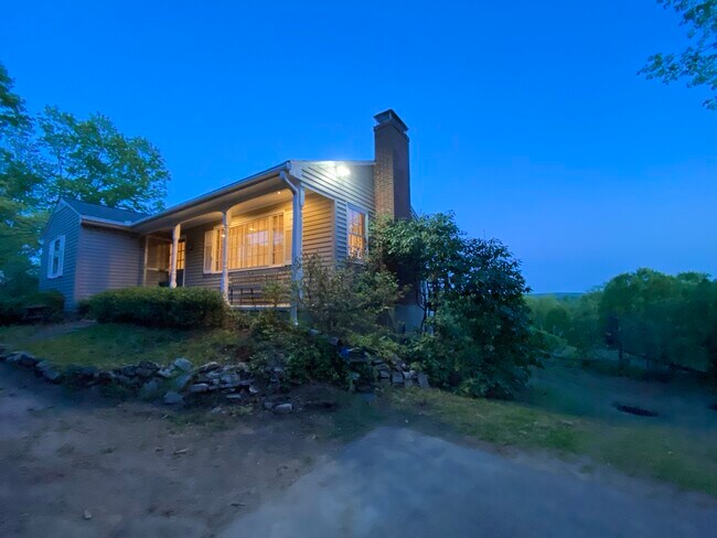 Foto del edificio - 123 Looking Glass Hill Rd