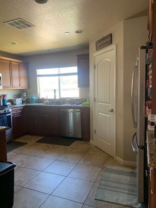 Building Photo - 4 Bedroom 2 Bath available September 1st