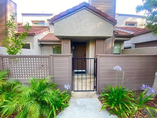 Building Photo - Wonderfully located 3bed, 3 bath in the heart of Westlake VIllage