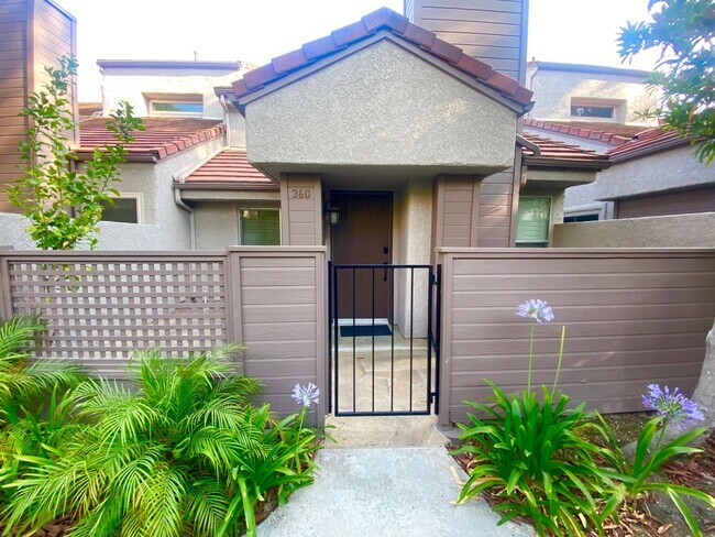 Foto del edificio - Wonderfully located 3bed, 3 bath in the heart of Westlake VIllage