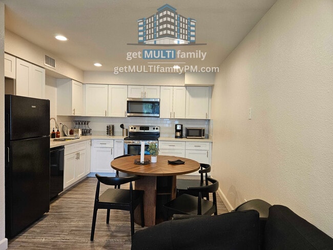 Building Photo - 515 W Pebble Beach Dr