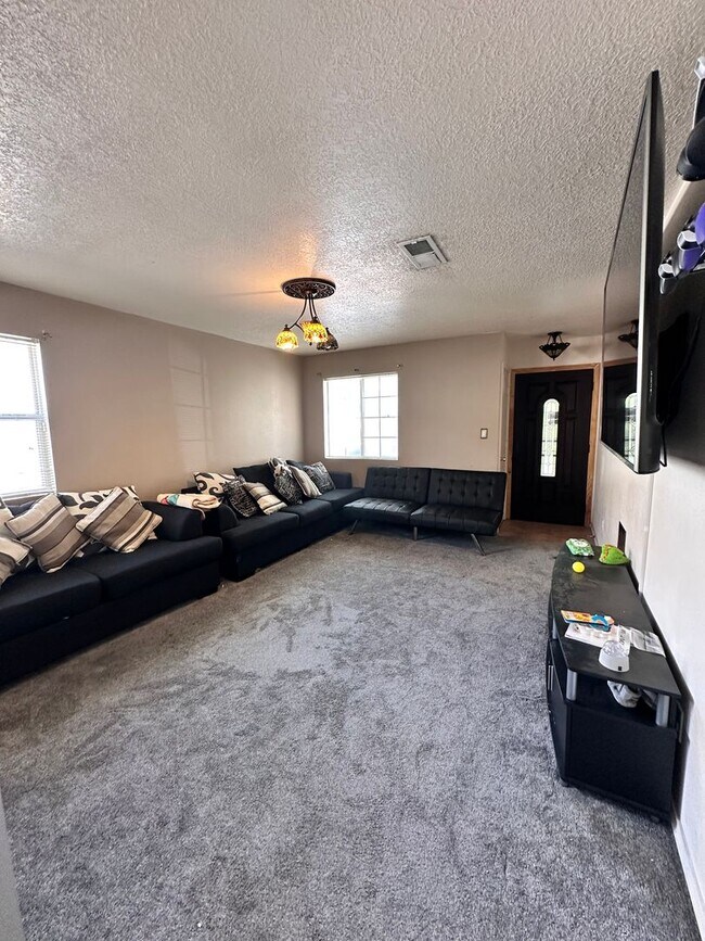 Foto del edificio - Coming Soon! 5 Bedroom 2.5 Bathroom w/ 2 Car Garage w/ Refrigerated Air