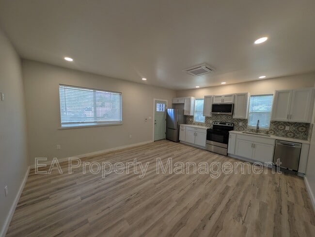 Foto del edificio - 816 1/2 13th St NW