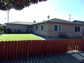 Building Photo - 816 E North Ave