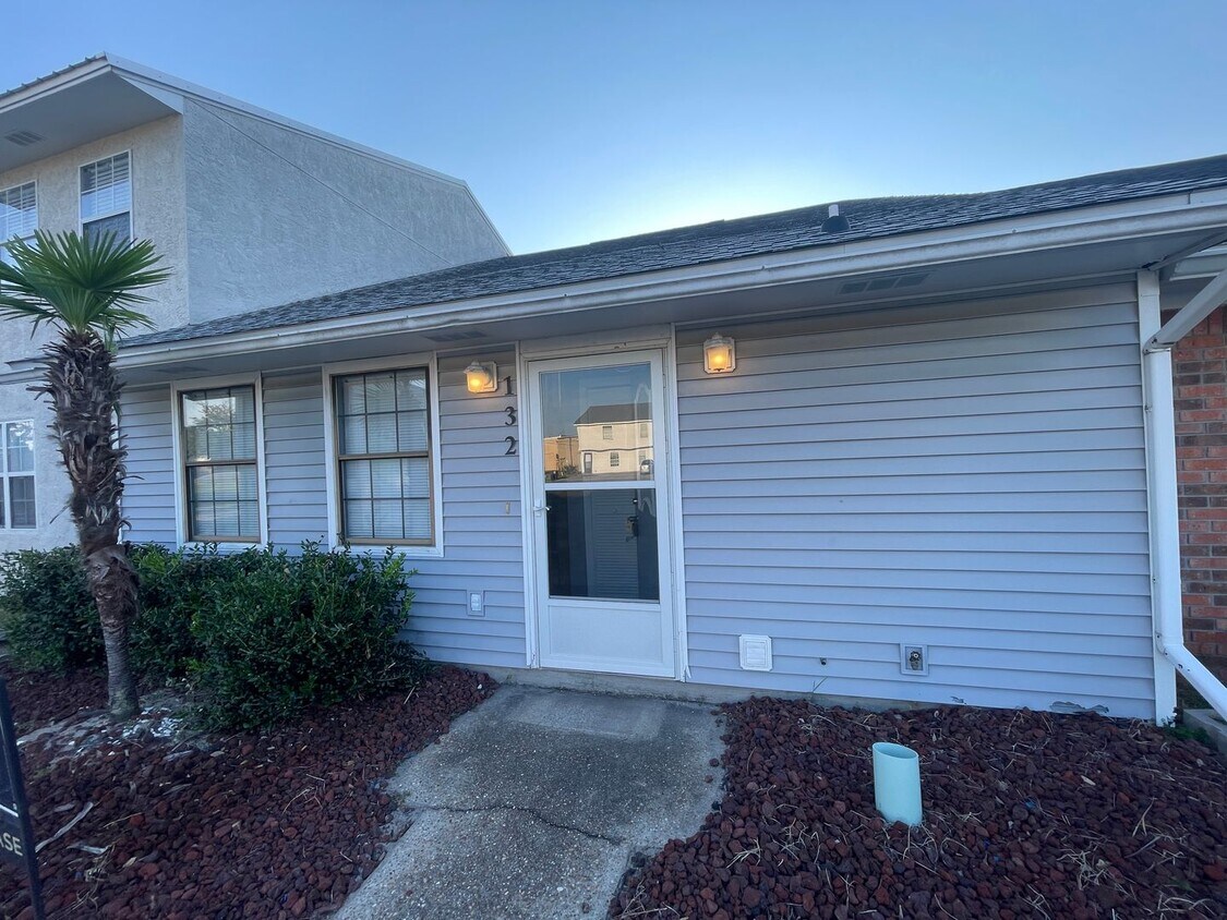 Primary Photo - 132 Parker Village Cir