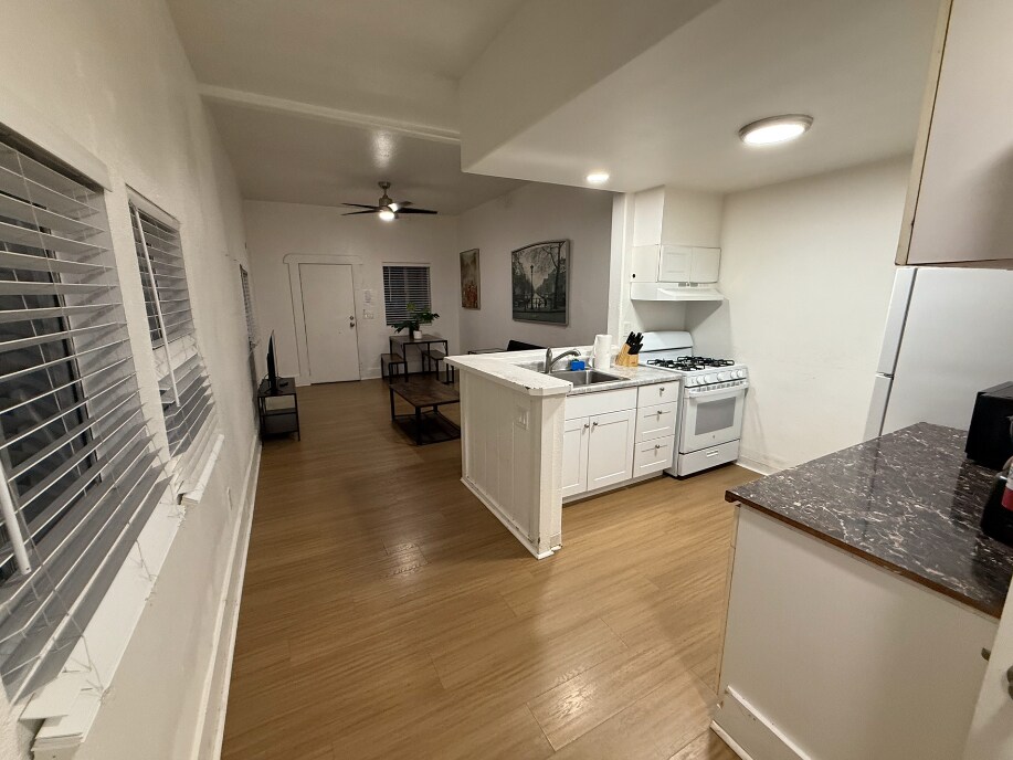 Foto principal - 304 E 4th St