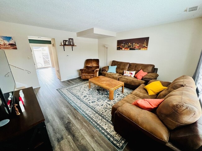 Foto del edificio - $0 DEPOSIT OPTION, TWO STORY TOWNHOME, CARPORT, NEW FLOORING, STORAGE, PRIMARY BED/BATH, A/C