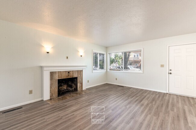 Foto del edificio - Bright and Spacious 3 BR, 1.5 BA Ranch in ...