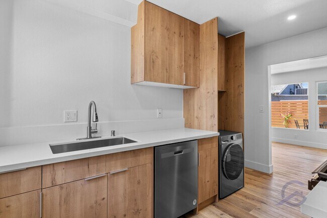 Foto del edificio - 4820 Muir Ave