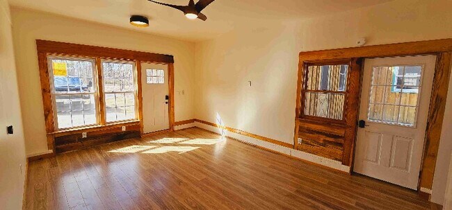 Foto del edificio - 345 Dry Hill Rd