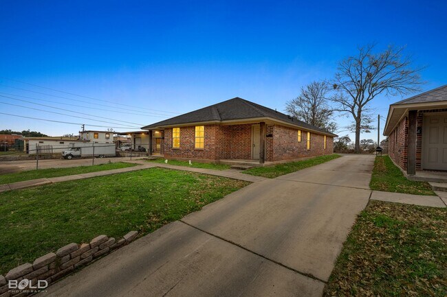 Building Photo - 1719 Lakeshore-A