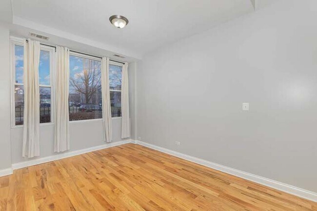 Building Photo - 2143 W Warren Blvd