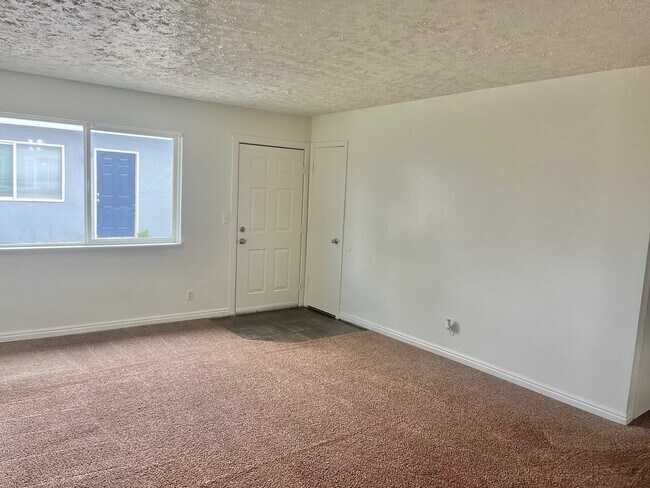 Building Photo - 610 S 200 E  4 Plex