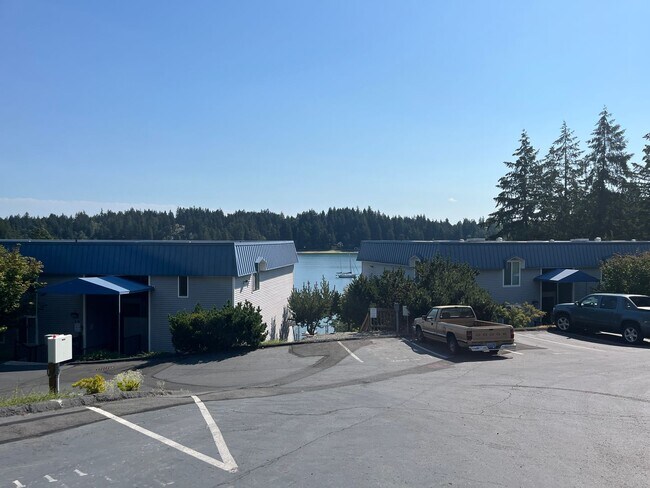 Foto del edificio - Lower Unit in Prime Bremerton Location with Parking