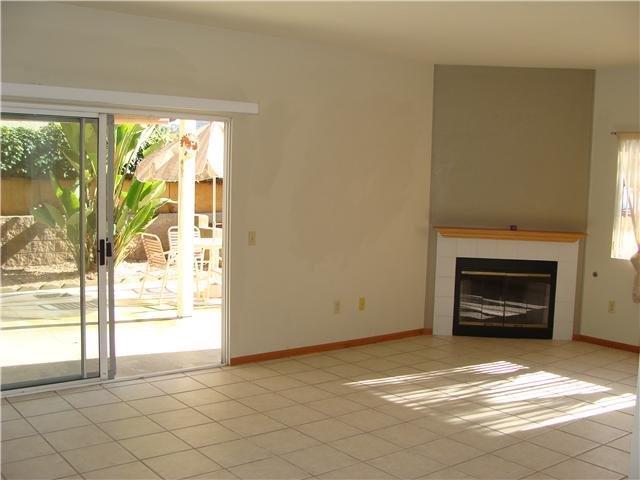 Gran sala con chimenea y puerta corrediza al patio trasero - 1388 Palomar Pl