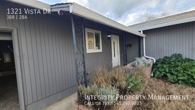 Building Photo - 1321 Vista Dr