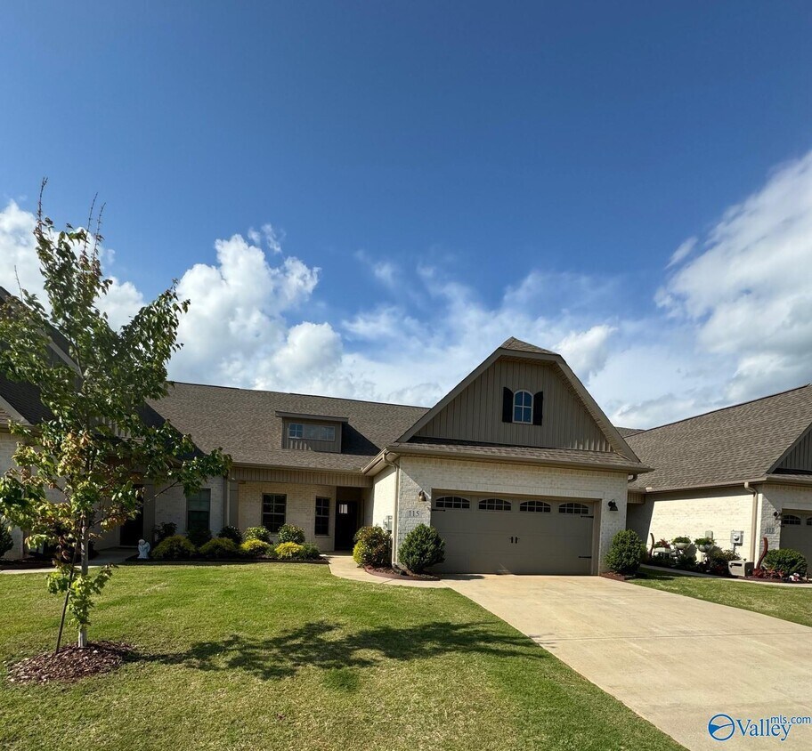 Foto principal - 115 John Deere Way