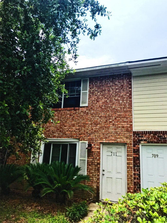 Foto del edificio - 711 Center St