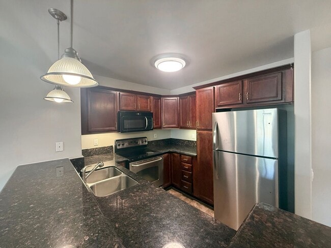 Building Photo - Beautiful 4B/2BA Top Floor Corner Unit wit...