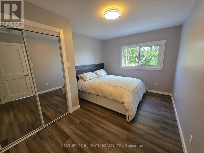 Building Photo - 82 Albert St N