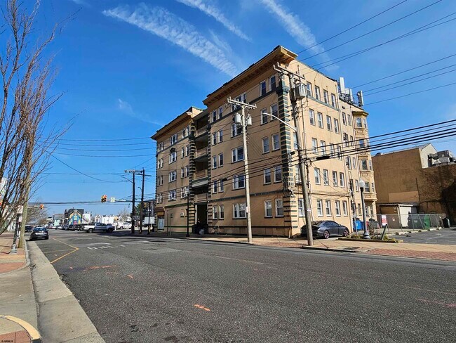 Building Photo - 3 S Iowa Ave