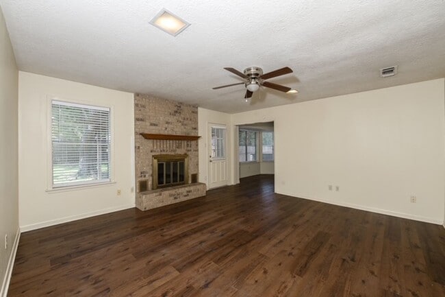 Building Photo - Bryan, 3 Bedroom 2 Bath Home!!! Covered ba...