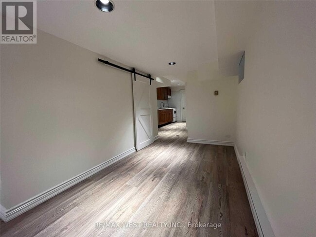 Building Photo - 537 Roxton Rd