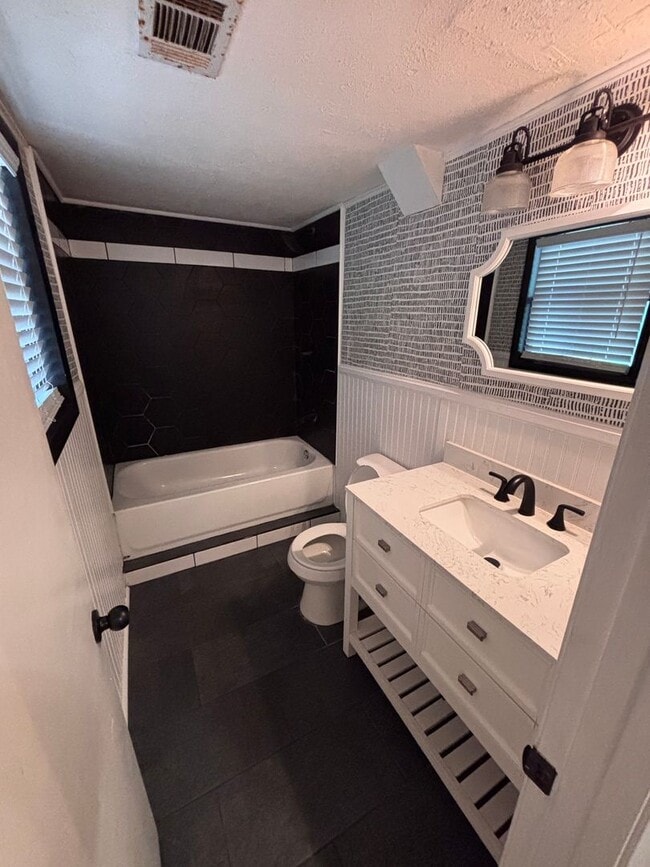 Building Photo - 4 BR house Smart Rd area