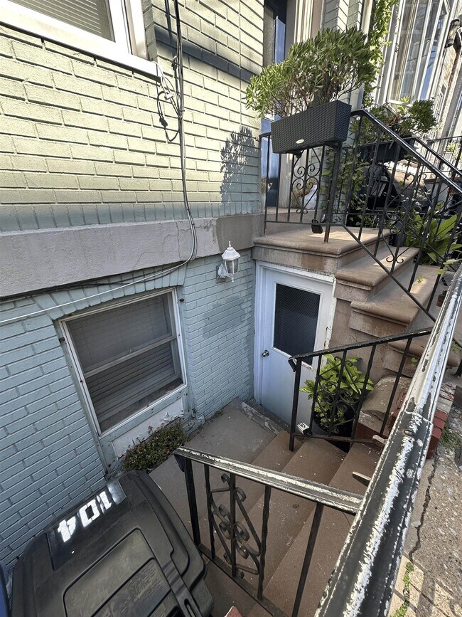 Building Photo - 104 6th St