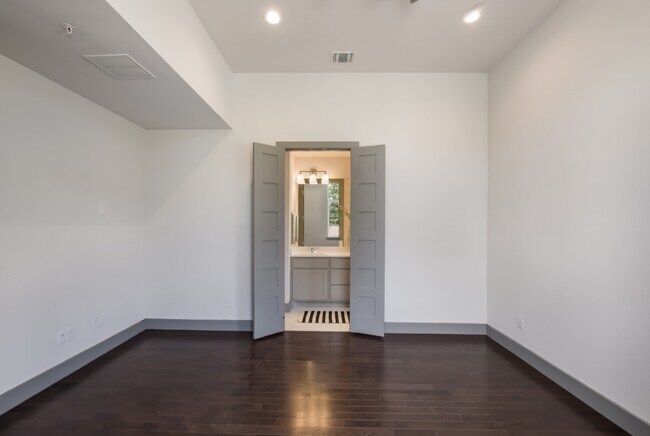 Building Photo - 803 E Park Ave