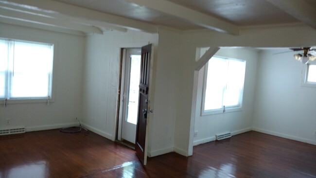 Building Photo - 4 bed/2 bath House, Section-8 Welcome!