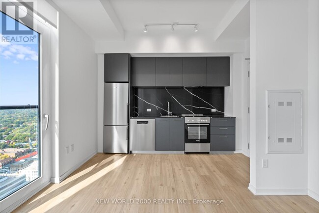 Building Photo - 101-3101 Roehampton Ave