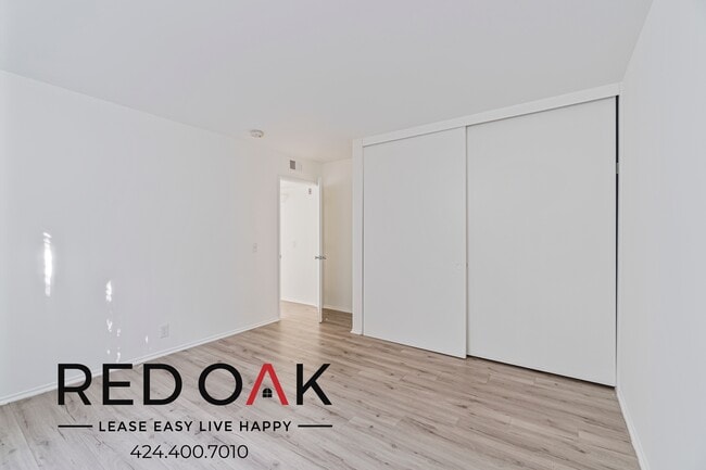 Building Photo - ~1 Month FREE~ Beautiful Three Bedroom Dre...