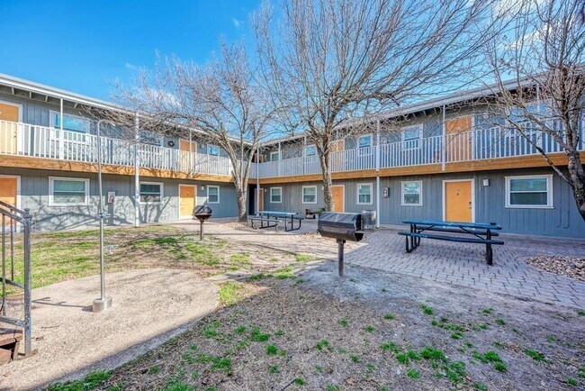 Foto del edificio - 2401 Manor Rd