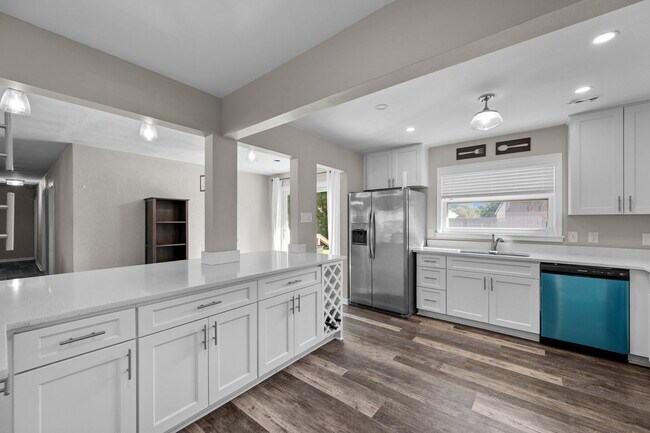 Foto del edificio - Spacious 4-Bedroom Home with Modern Updates